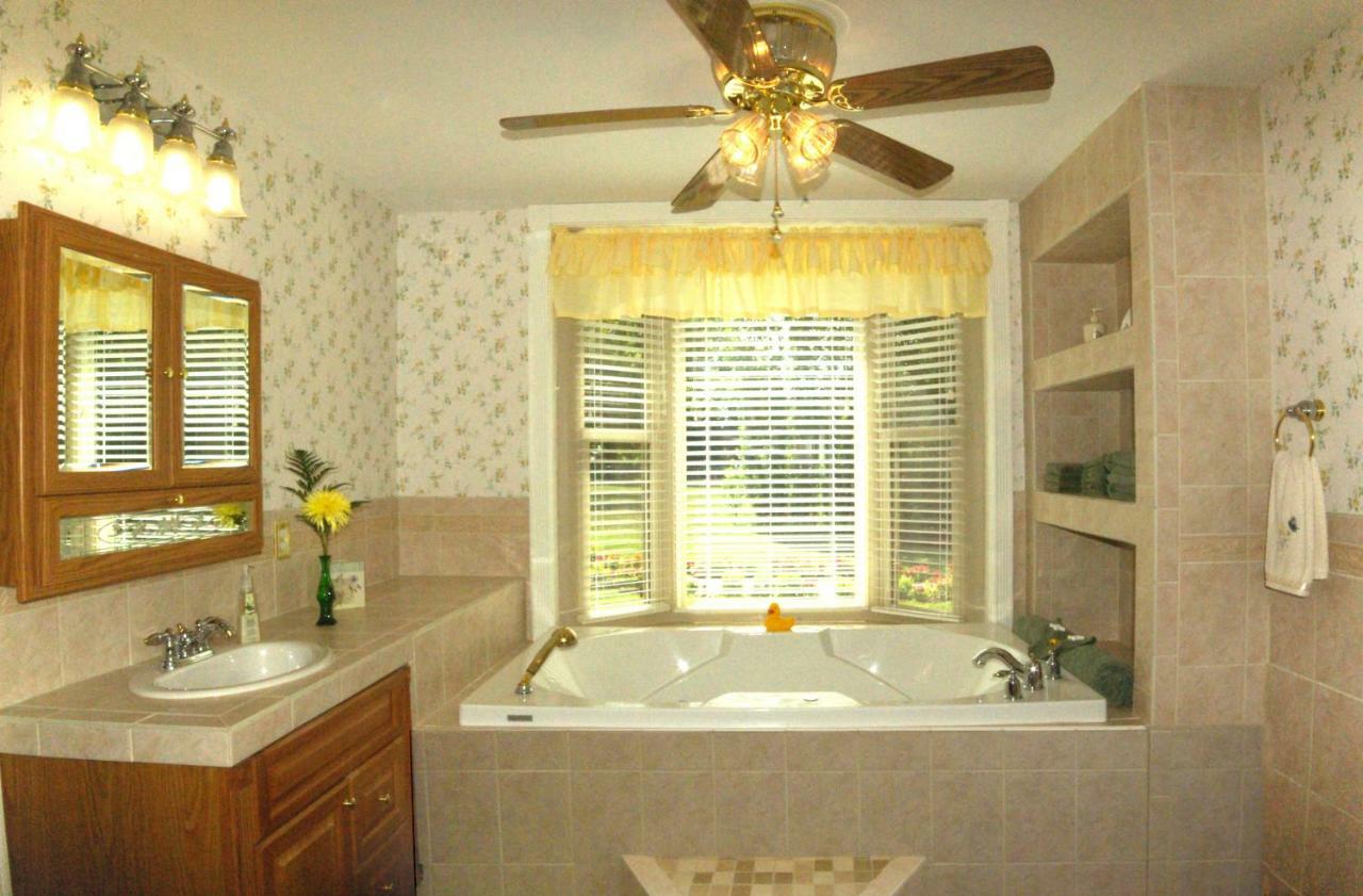 Plain & Fancy Bed & Breakfast Ironton Екстер'єр фото